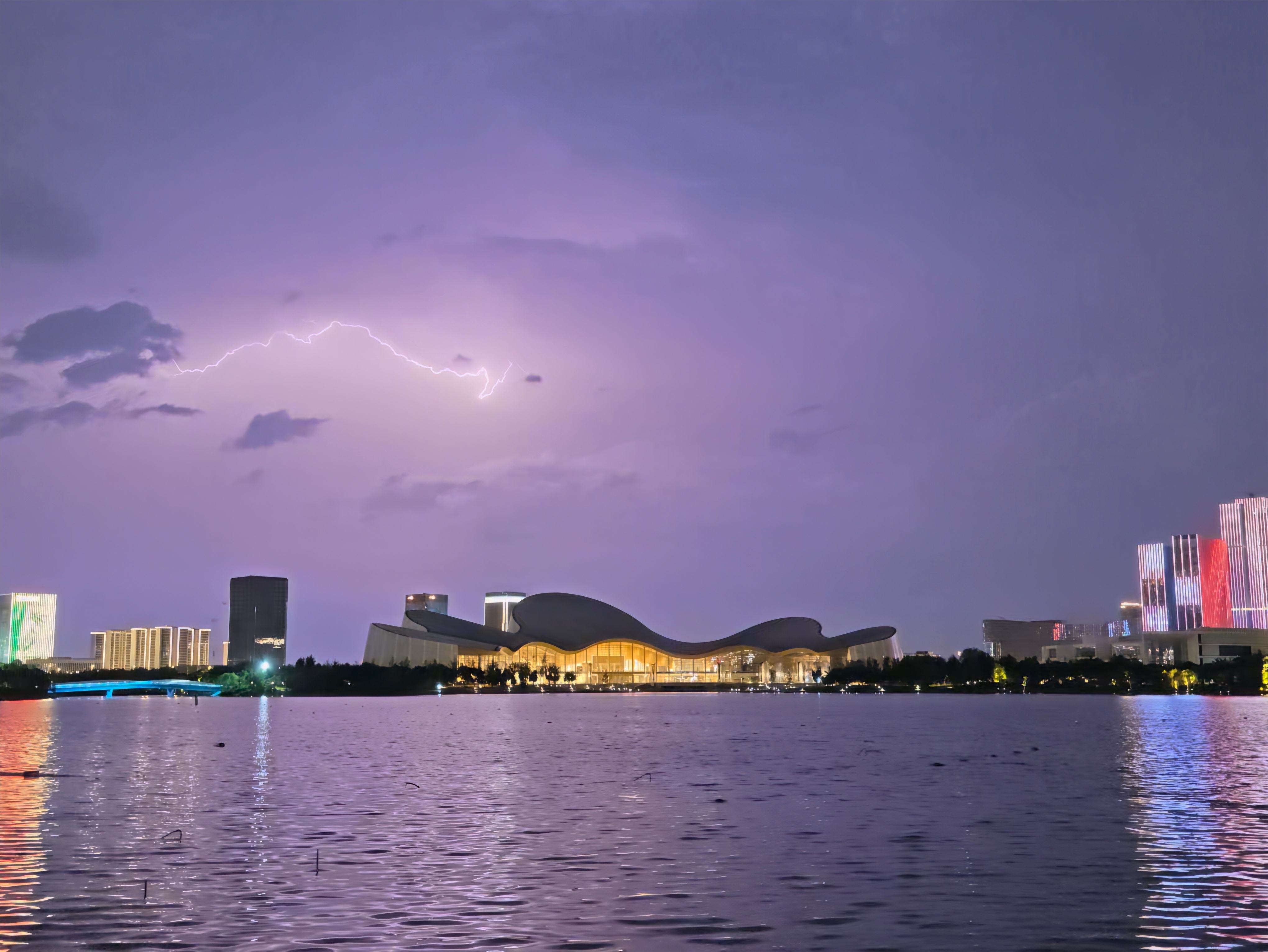 台风红霞 来临前夕，我拍到了雷暴和闪电 ⚡台风红霞即将登陆