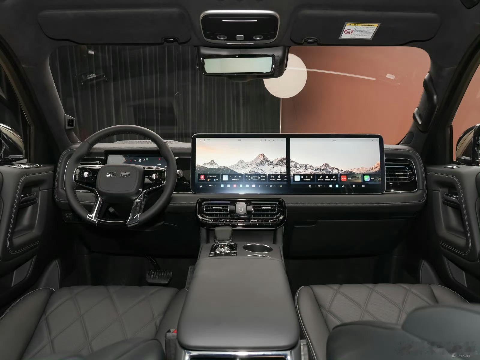 北京越野泰钽700是中大型豪华增程越野SUV，带非承载式车身，兼顾穿越能力与座舱