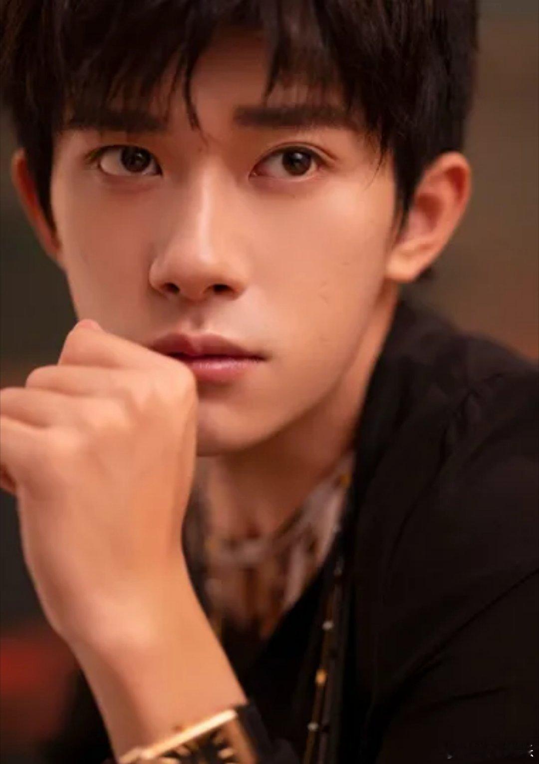 金鸡奖新纪录诞生！易烊千玺以24岁之姿斩获影帝，《小小的我》里无包袱演绎，让少年