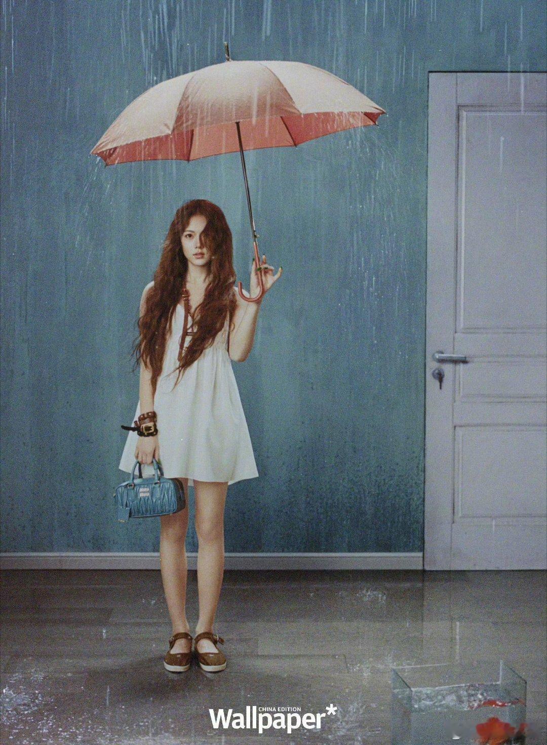 赵今麦四月刊封面太绝了，复古俏丽又清新，Miu Miu少女气质拉满～ 