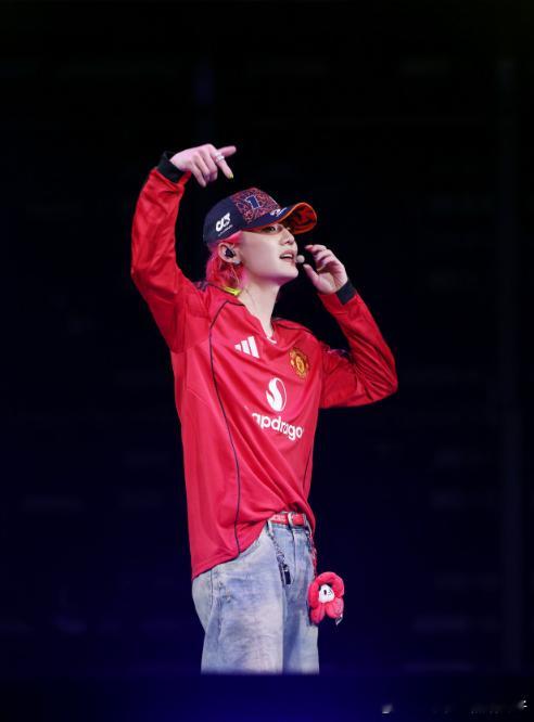 鹿晗成都魅力定格鹿晗成都的乖乖们舞台见 鹿晗在成都的演出中展现了全方位的艺人素养