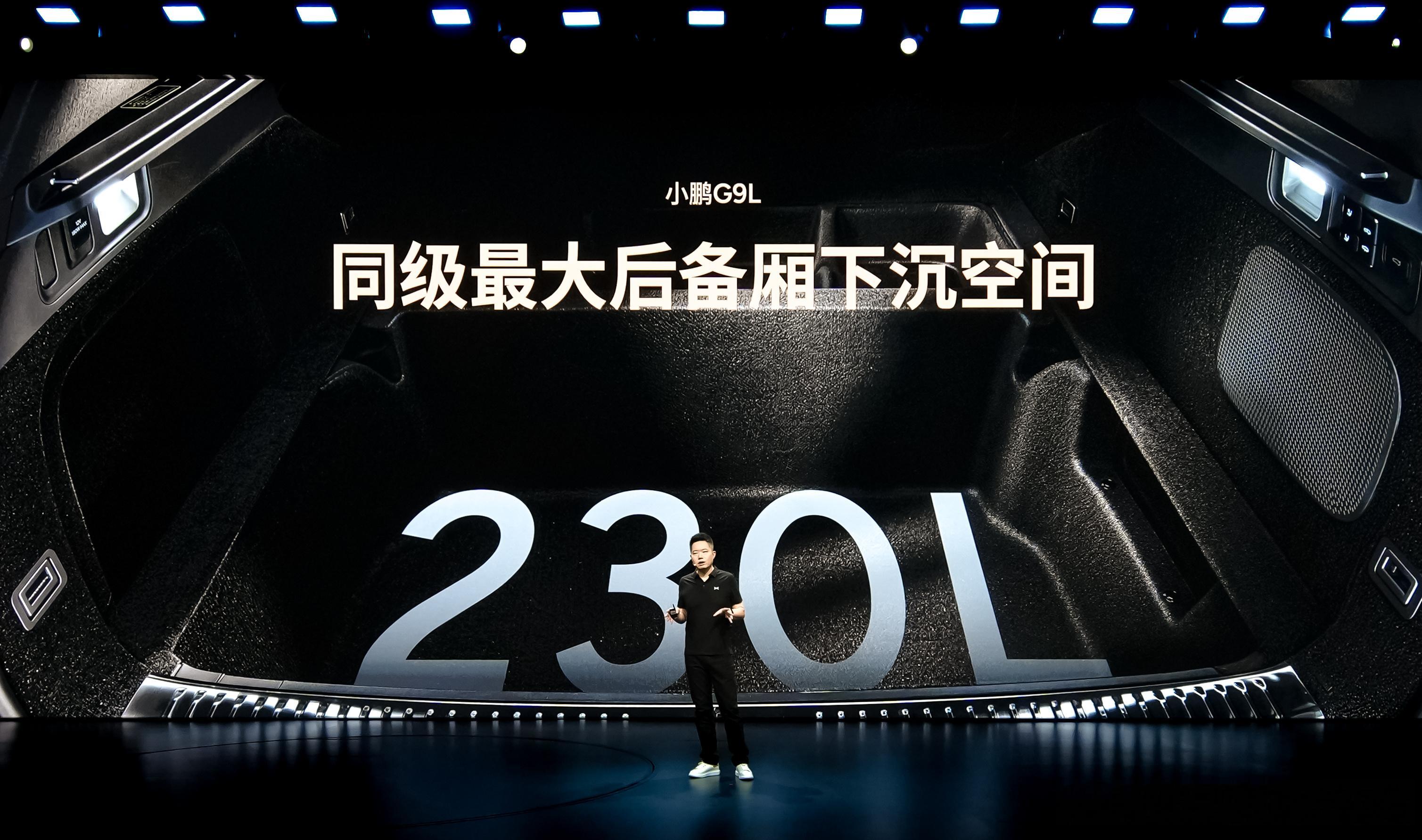 小鹏G9L这个空间表现如何？二排能翘二郎腿，2 米身高的乘客入座，坐进不顶头。1