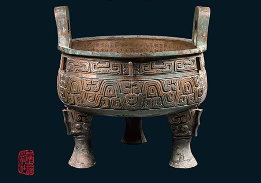 最早的青铜器出土于两河流域，是一把餐具：吃肉时候用的刀。

中国出土的第一个青铜