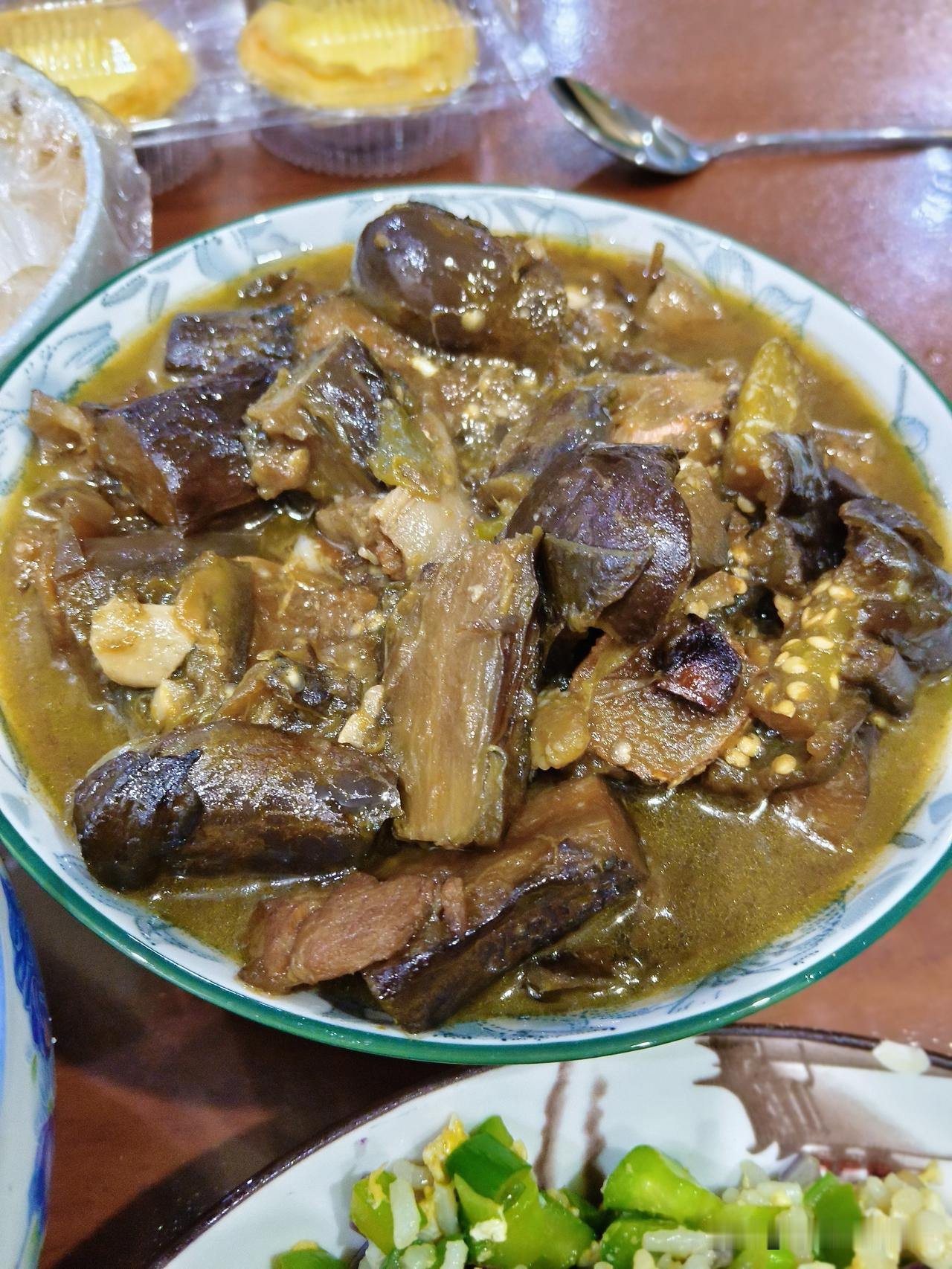 一日三餐，好好吃饭之菜炒饭。
昨晚米饭就着，红烧黄花鱼吃了大半，剩了一小碗。

