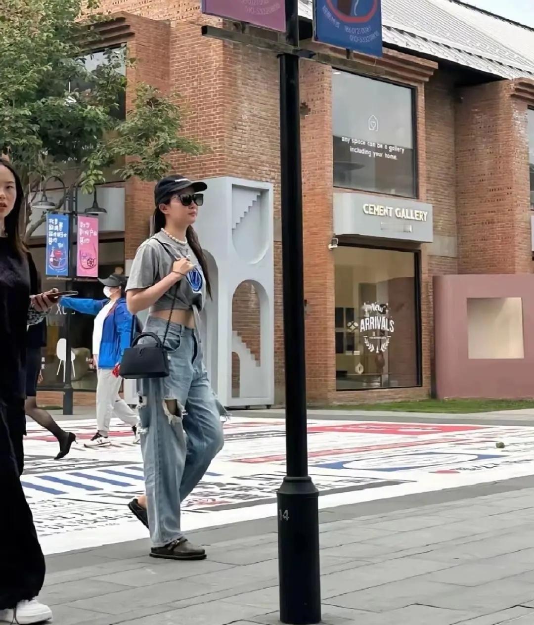 刘亦菲路人生图，只能说身材管理应该安排起来了 ​​​