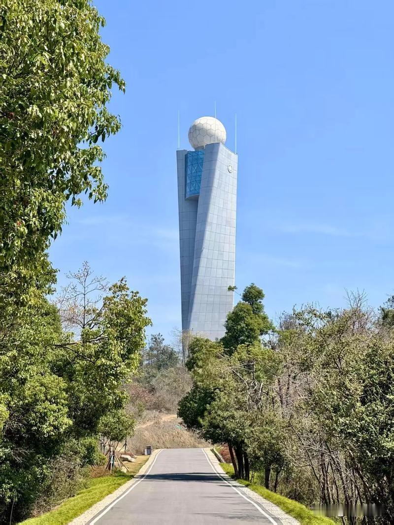 八分山，真是武汉宝藏打卡地！它在江夏区纸坊街道，因水分流如八字得名。
交通挺方便