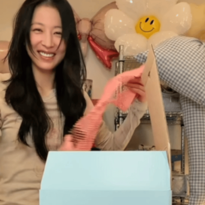 周雨彤直播跟包装纸打架 周姐新年直播也太接地气了！陪粉丝盲勺却先和包装纸较劲，手