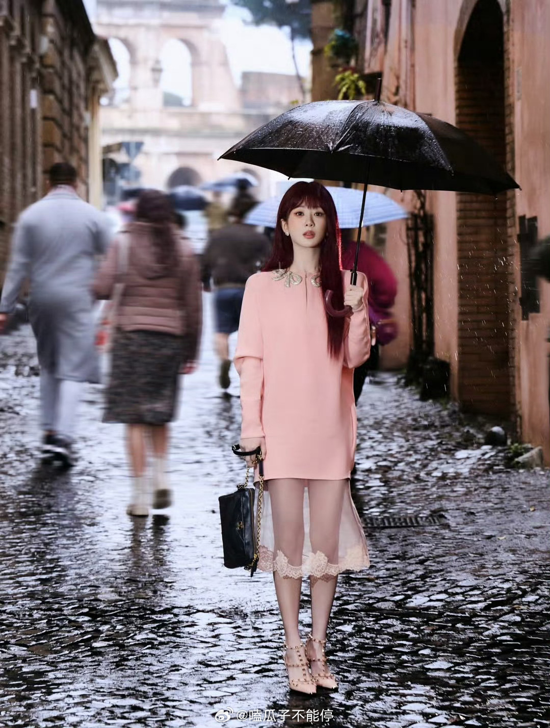 杨紫ins发的这两张图太美了，真正做到了闪耀时装周