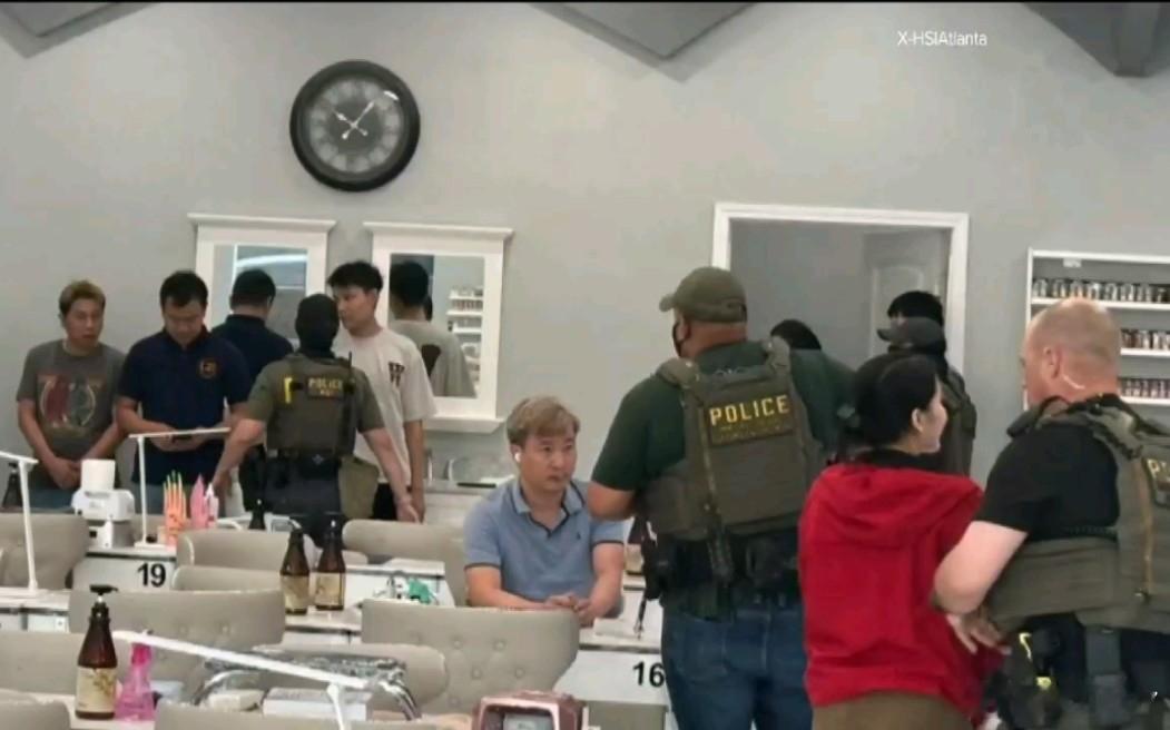 美国移民和海关执法局（ICE）本月使用一架所谓的“特殊高风险包机“，将122名非