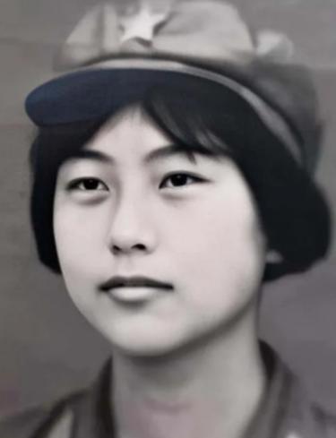 1982年女飞行员刘晓莲在驾驶飞机爬升至700米时，突然被一架歼击机撞击，伴随一