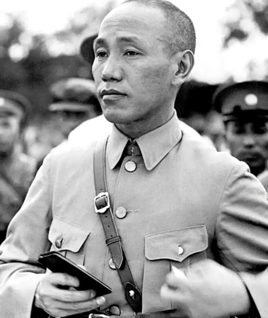 1925年，蒋中正留下一张老照片，照片中的他穿着军装，很有精神的样子，不知道大家