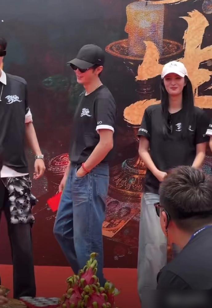 邓凯为陈哲远弯下的膝盖，根本不是善良，而是内娱最残酷的生存法则。
我告诉你，别