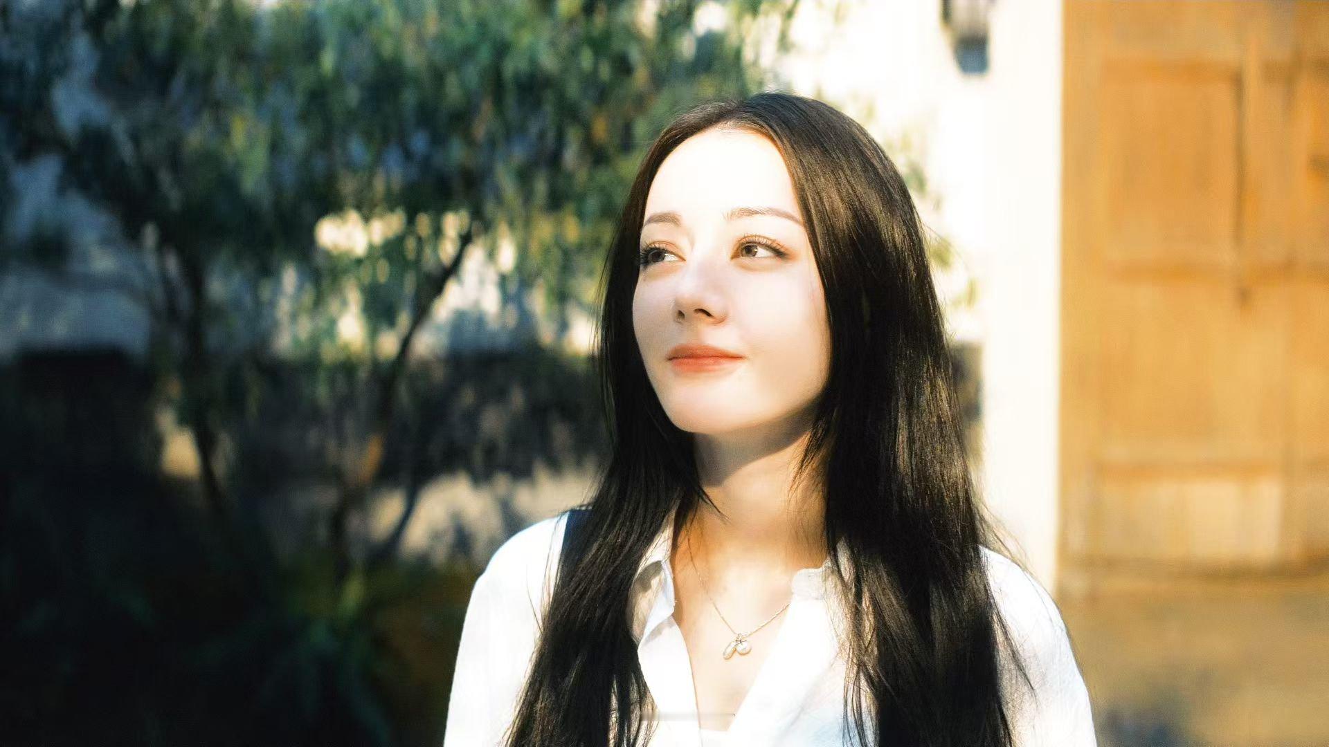 小院胸膛为艺术家裸露它所储藏的整个春    迟钝的金刃划破地平线这暗蓝的卷轴.洇