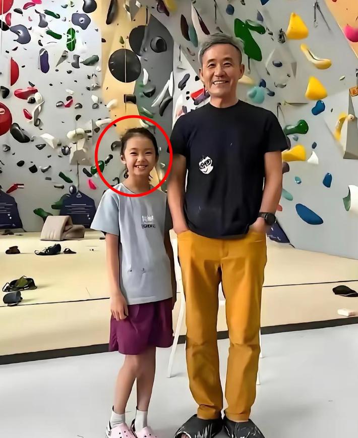 8月4号，王石因为一张亲子照又冲上了热搜，照片里，75岁的他带着6岁的女儿玩攀岩