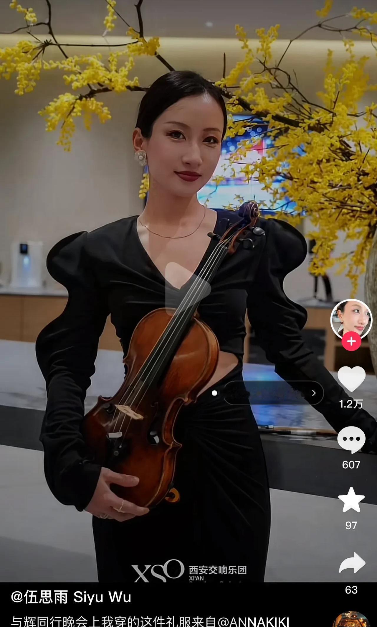 董宇辉跨年夜，硬是把一位穿露脐装的提琴手送上了热搜。
谁能想到，这位看似靠造型博