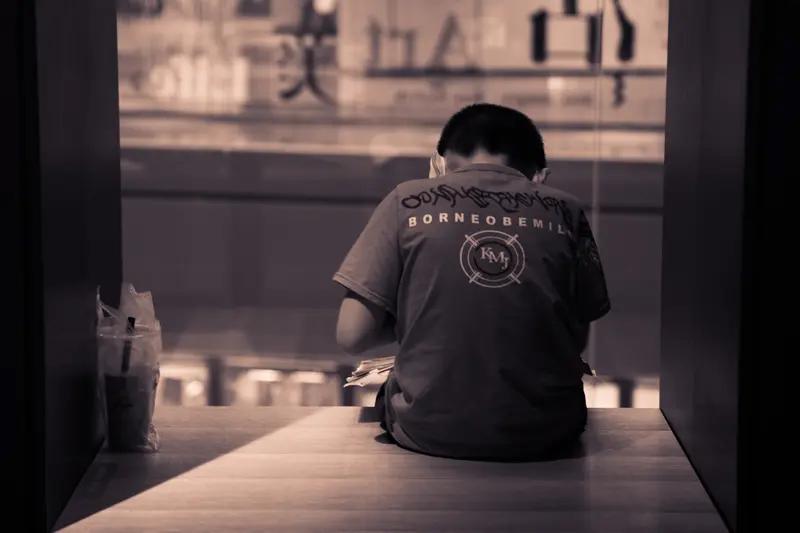 太可怜！父母离异后，父亲外出打工，男孩和弟弟寄住在亲戚家里。说起妈妈离开的原因，