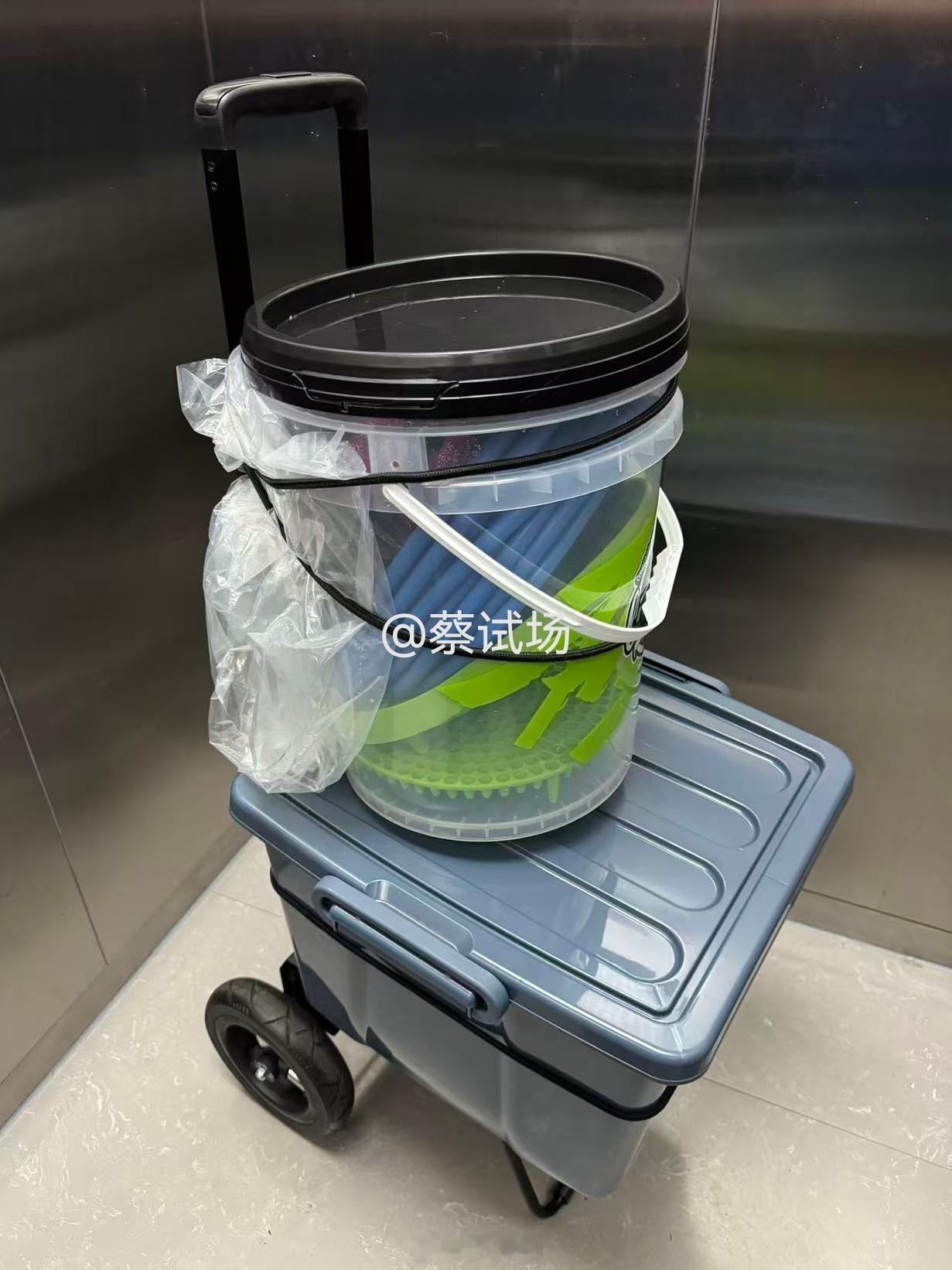谁tmd说洗车解压的？！累得要死。洗完车，还没完。回家还要继续洗，洗工具，洗毛巾