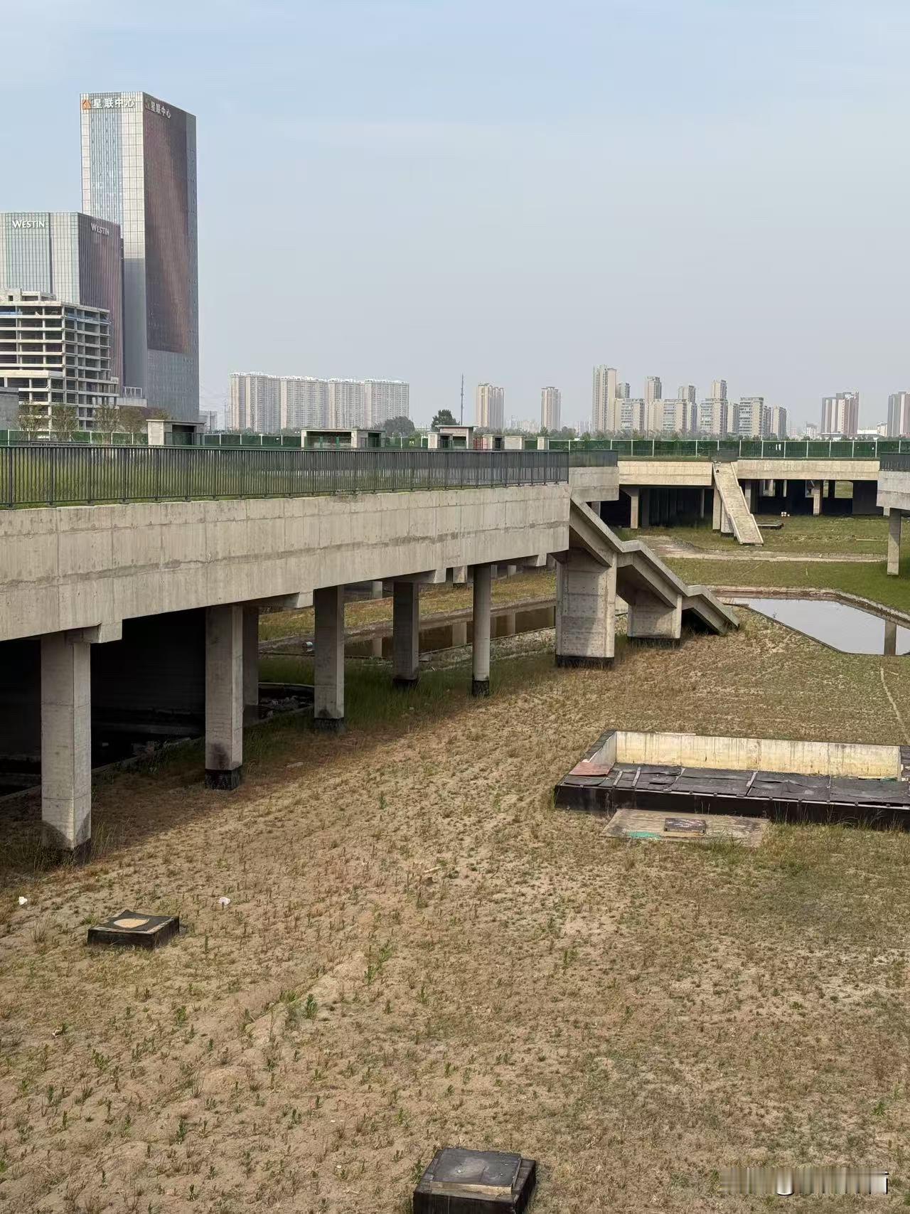 胖东来落地郑州东站东广场 那就祝福她吧！
好消息，胖东来郑州首店周边的配套绿化工