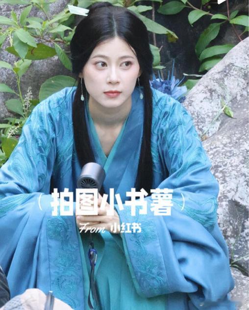 一直刷到说赵昭仪的古装很漂亮，这很漂亮？我是喜欢她的现代装穿搭，但她的古装连普通