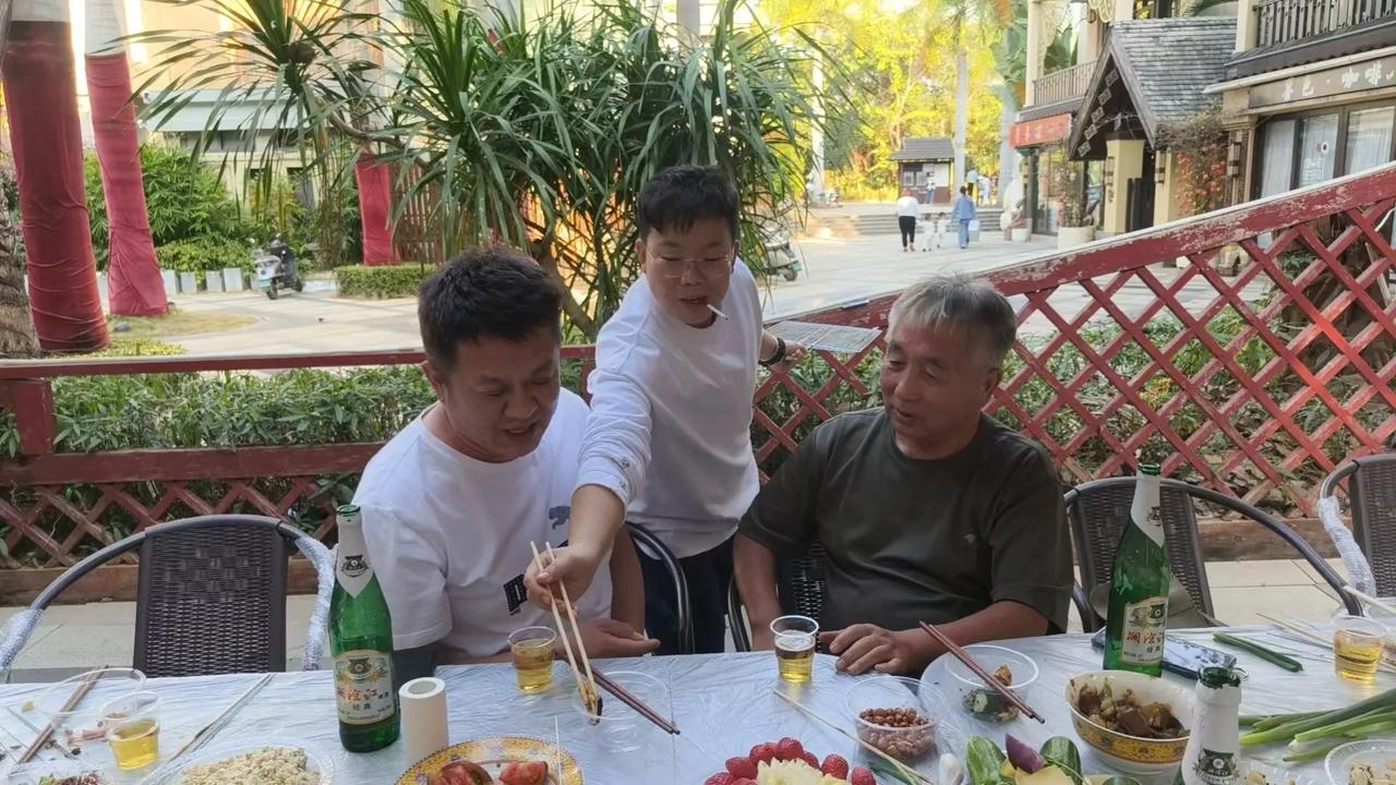 友情无限！
我在西双版纳能与忘年交大力聚会，今天是两次大聚会。
​但是，我今天晚
