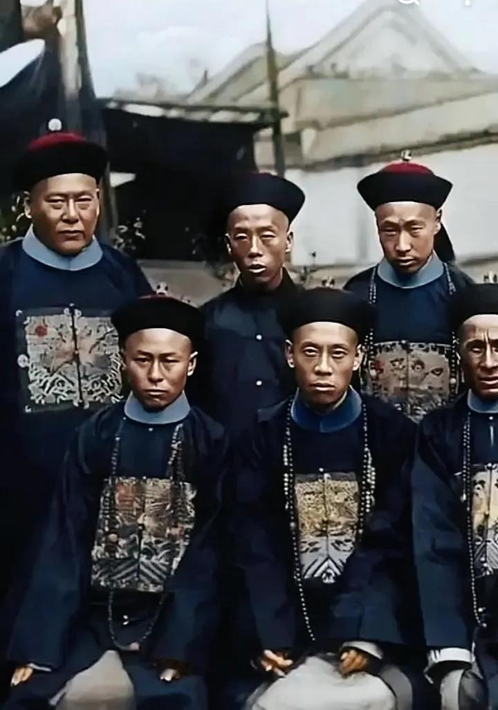 非常奇怪的一个历史现象，清朝时装备落后，与欧美列强完全不在一个实力档次，可是官员