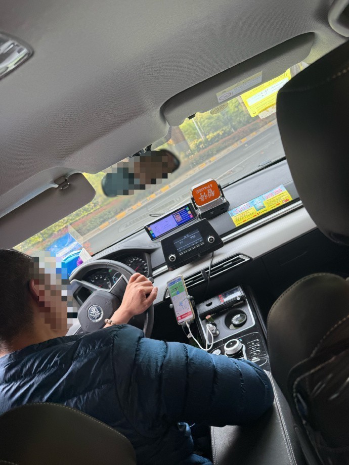 惊！比亚迪秦竟有不带屏幕出租车版，师傅称 4000 月租，这公司操作，真够“狠”