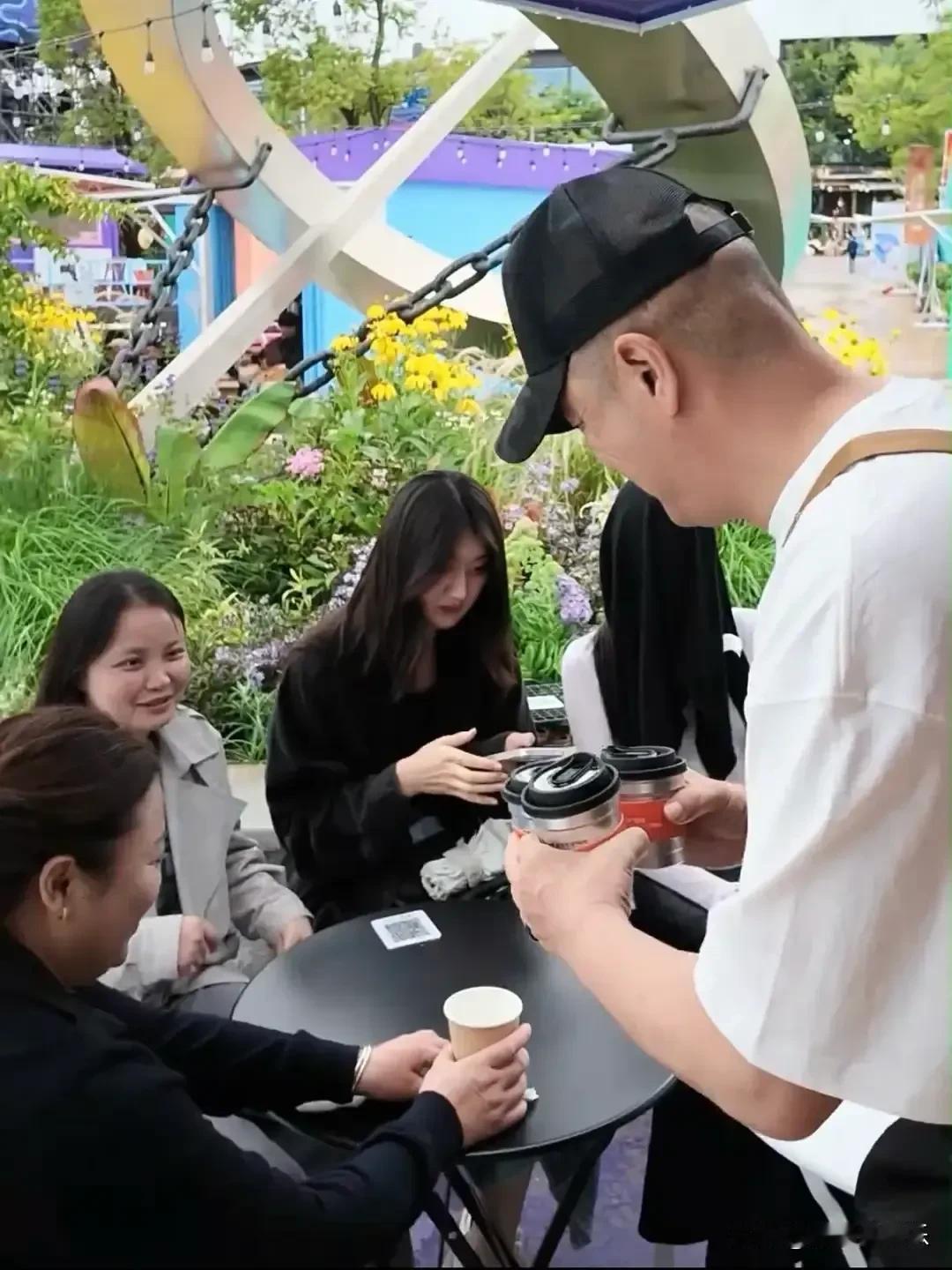 李亚鹏咖啡馆开业，“女儿们”都来祝贺。

三位青春美少女从左至右分别是：养女，侄