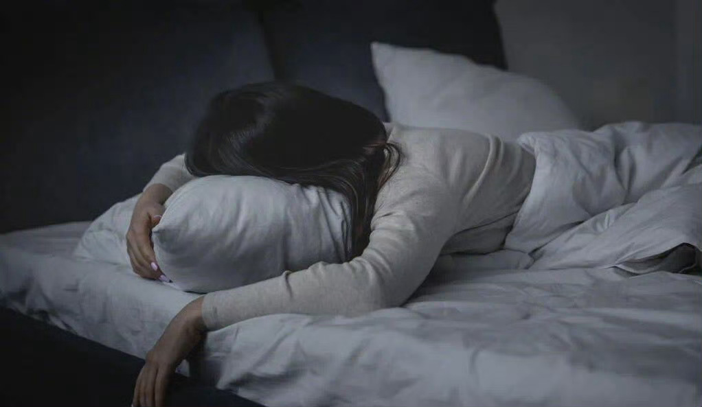 【睡觉经常有5个表现要去查血糖】血糖升高的5个身体表现如果睡觉时出现以下症状，不