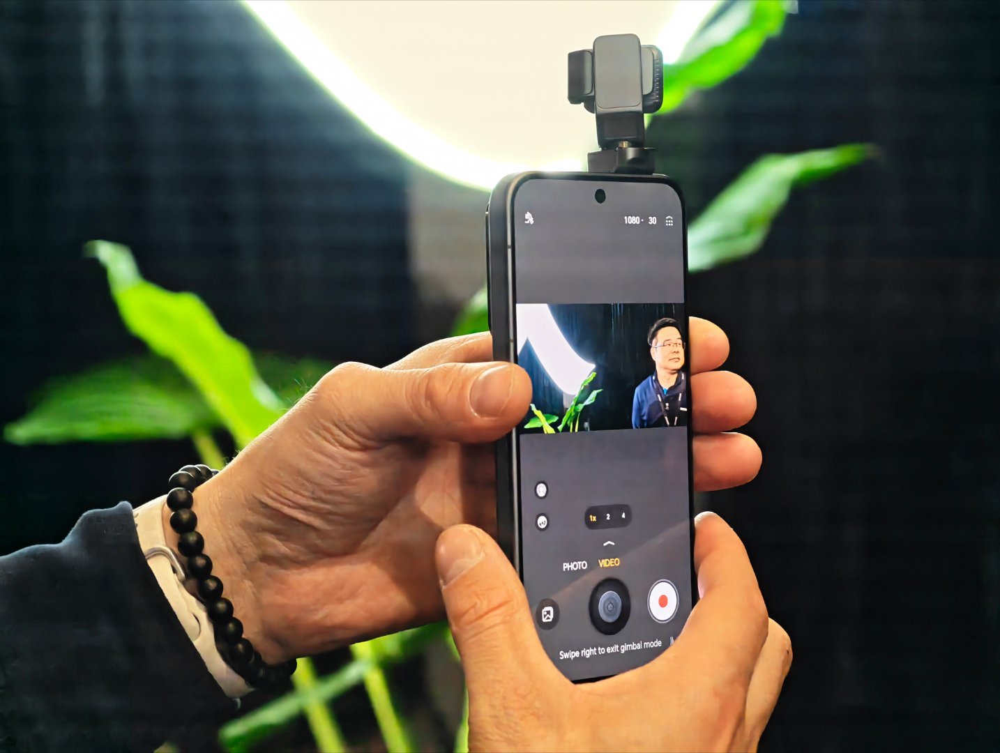 荣耀Robot Phone真机首次亮相，发布会上还是没有公布价格以及上市日期，目