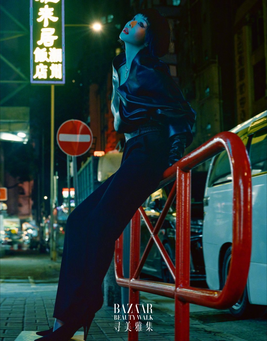 霓虹是香港最鲜亮的名片之一，直接、热烈，是一种主动攫取注意力的审美势能，在这里，