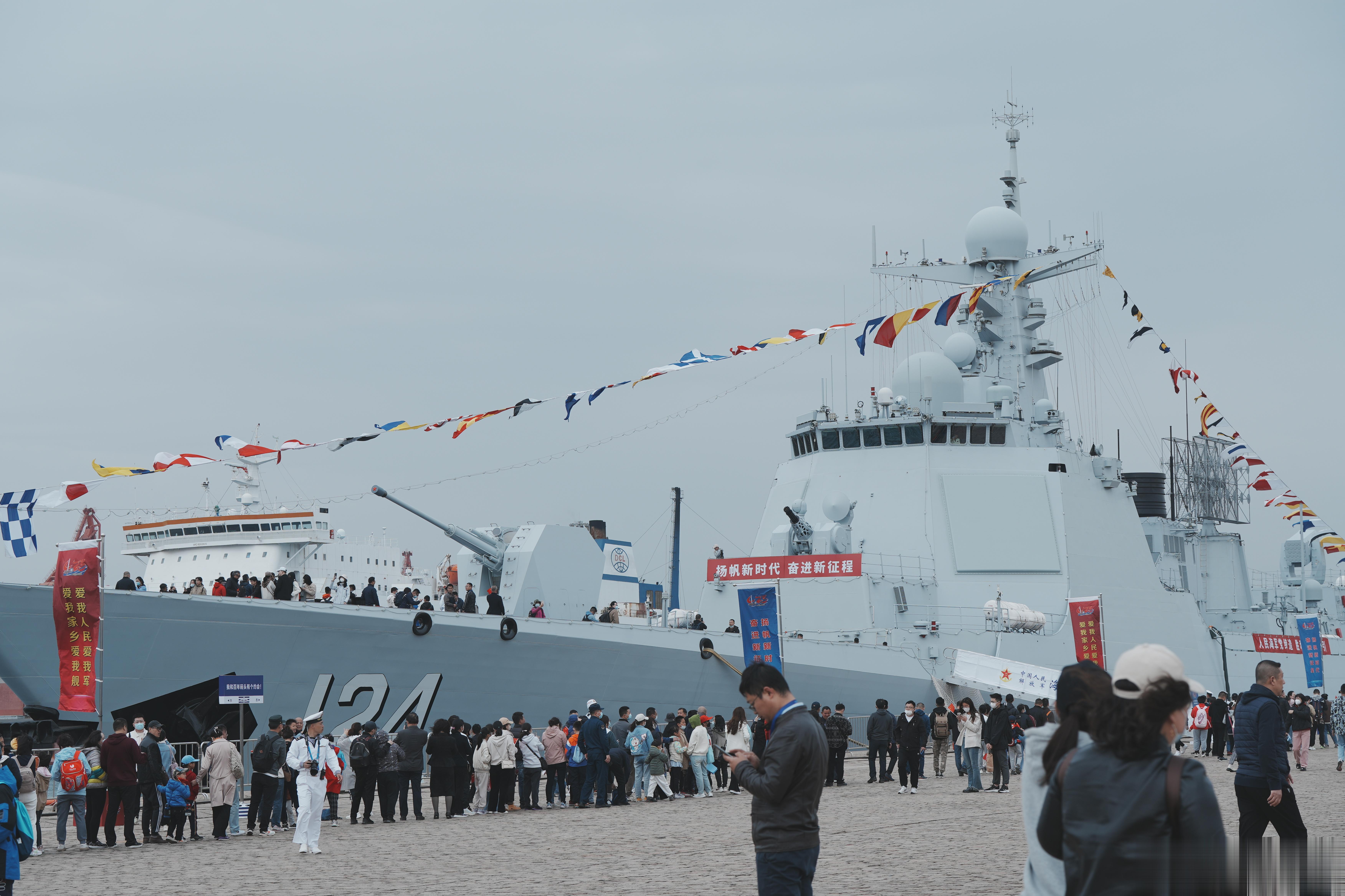 向群众开放的052DL型导弹驱逐舰“开封”舰！ （摄） ​​​