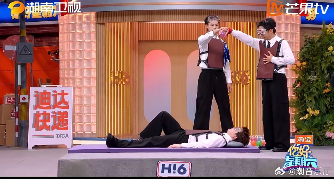 杨迪综艺之神名场面加一 发球人翻车现场！杨迪不敌王鹤棣手速，水球砸鼻瞬间，搞笑程