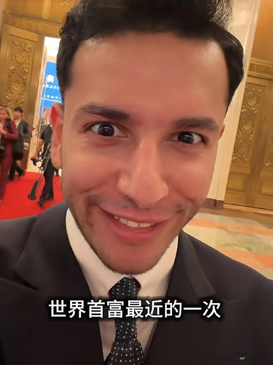 笑死了，原来不止企业家们追星，记者们也在追星，而且心情非常激动。

这个网红记者