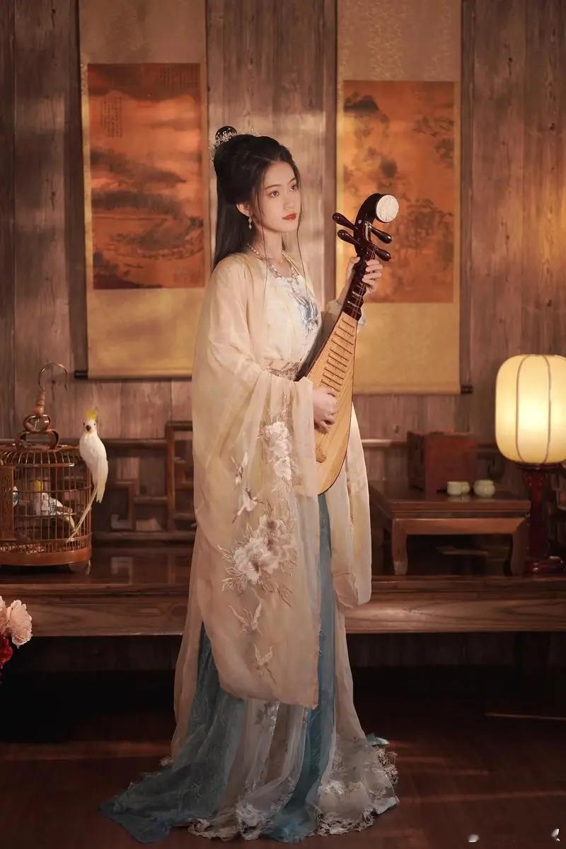 #大厂运营用蛇皮袋做汉服火出圈# 如此具有创意的设计，当然值得被更多的人看到呀，