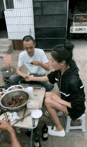 《欠收拾》
老公想要吸支烟，
媳妇瞧见巴掌扇。
身边大哥气不公，
拎起小妹丢一边