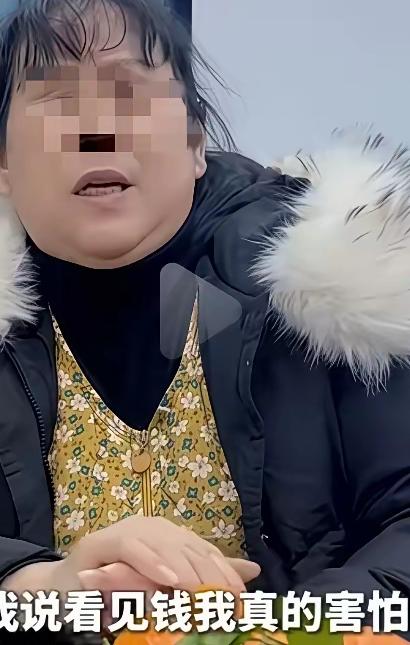 一大妈去做保姆，发现雇主家太有钱了，10万一捆的钱，随便往桌子上放，她有些害怕，