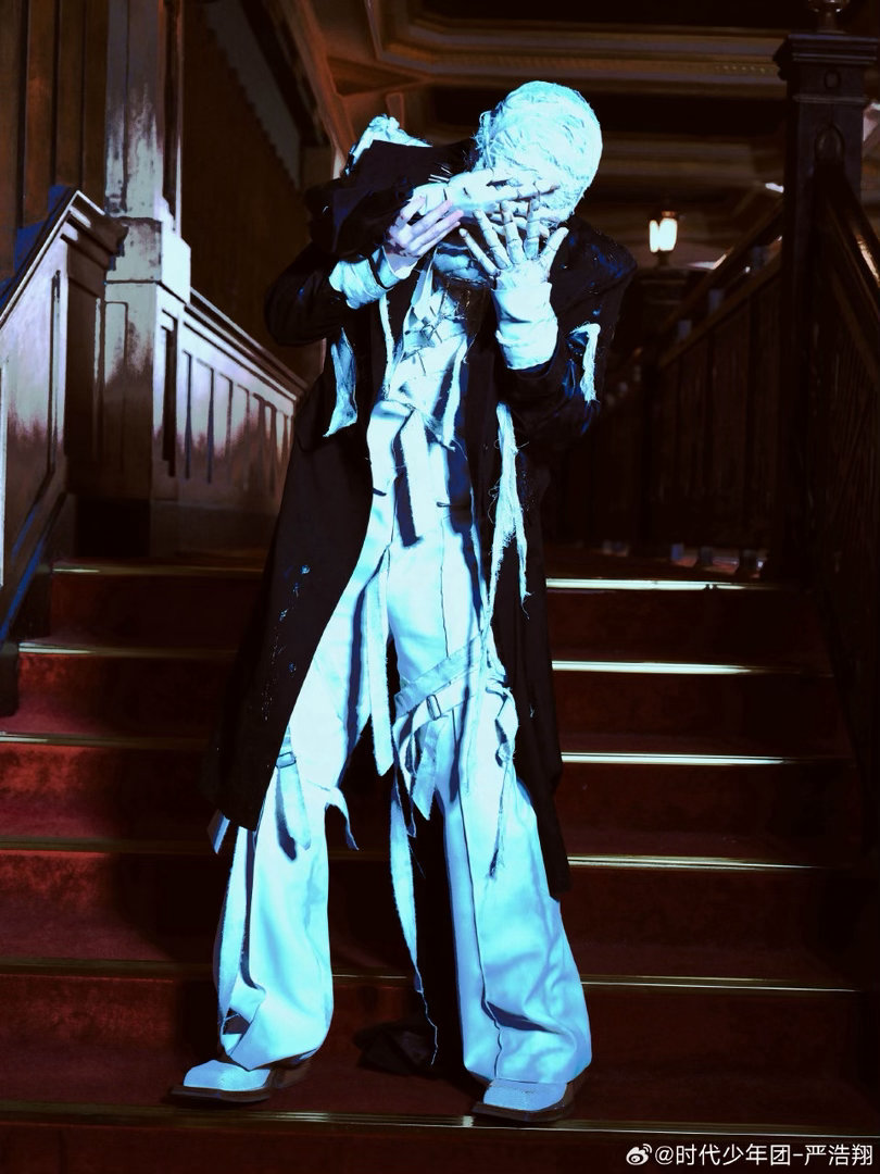 严浩翔行走的艺术品严浩翔古堡出逃大片 严浩翔这组大片每一帧都是精心构图，古堡的斑