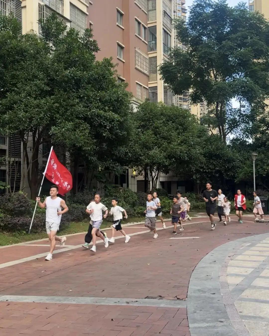 干得漂亮：长沙“超级奶爸”组织小区学生晨跑队👍👍👍
这个“超级奶爸”，叫谢