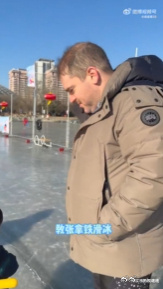 张踩铃 洋相还得洋人出 踩铃现在对大胖媳妇的社死已经免疫了，甚至开始学会欣赏，毕