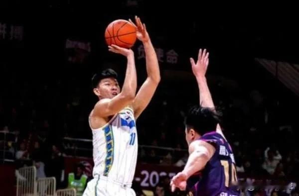 铁出天际！今晚北京男篮在缺少周琦、曾凡博和陈盈骏三大主力的情况下，全场手感冰凉，