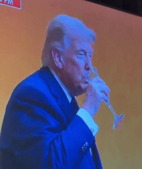 虽然平常基本没看到喝酒，但特朗普这次访华显然很开心，可能工作顺利又高朋满座。在热