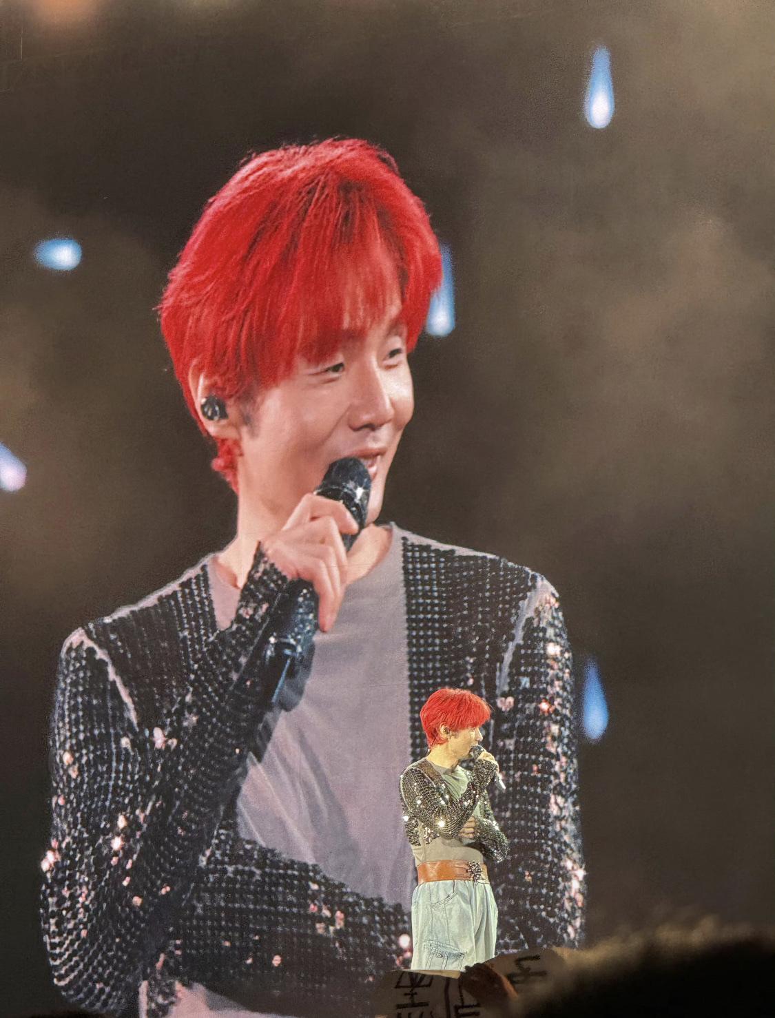 李荣浩演唱会，不止转了500元，还给签名了。主打一个满足你所有愿望。

一般粉丝