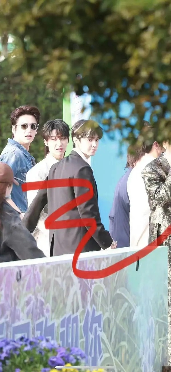 张凌赫这脖子真的很粗啊，头大