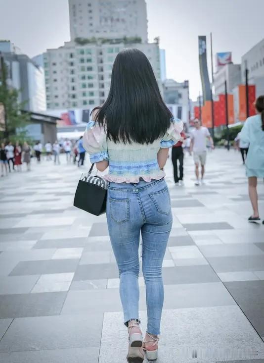 以前待人总习惯性掏心，工作的难处、生活的打算、心里的软肋，通通往外说。总觉得真心