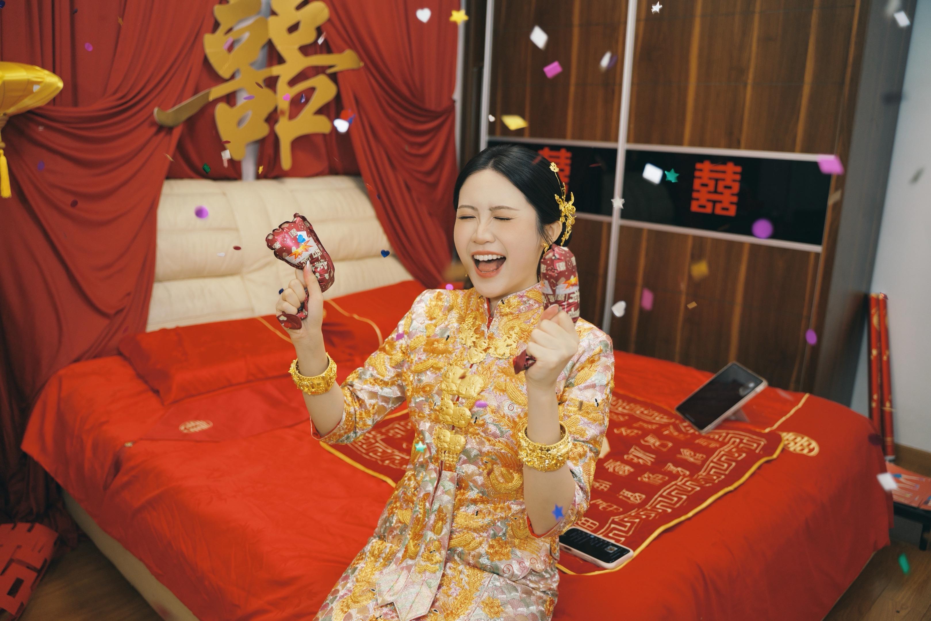 婚礼当天的龙凤褂。