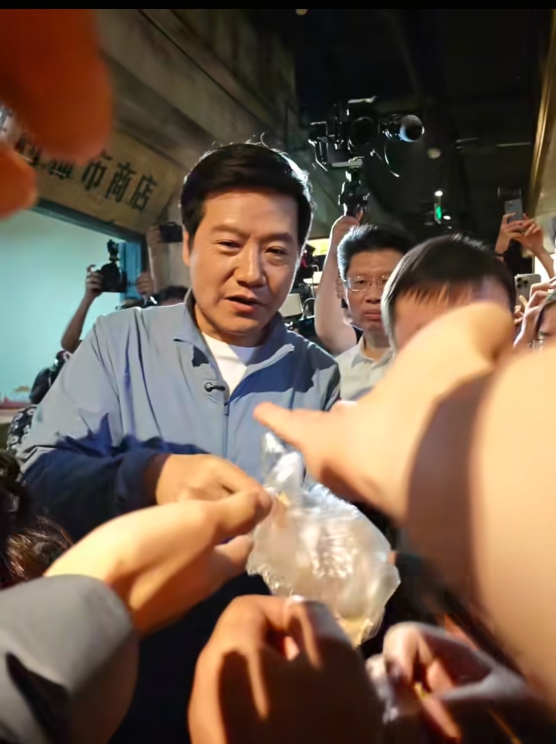 分完你的再分你的，拿着吃，都拿着吃！雷军雷军小米
