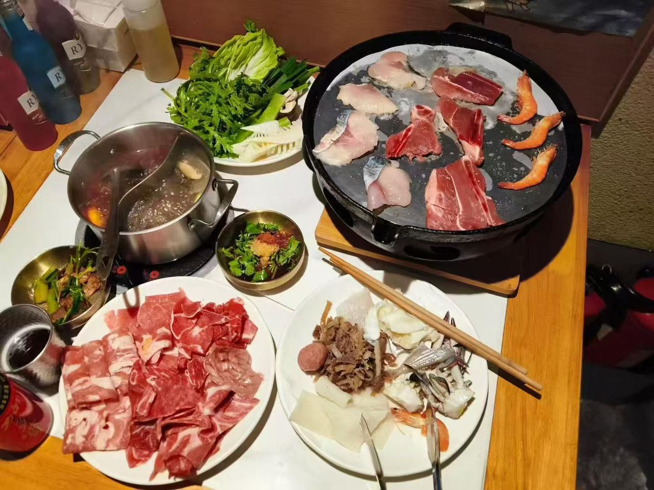 火锅烤肉俱全，新鲜食材齐聚一堂，美味在锅中绽放！