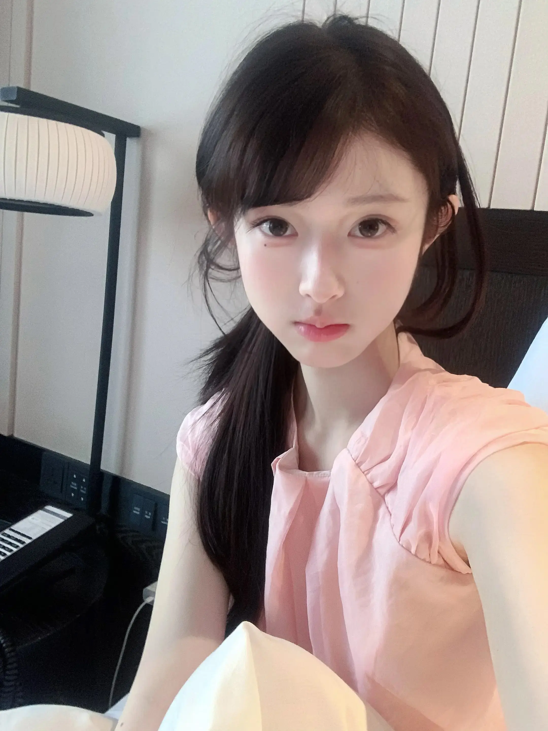 我用力去抓你的衣角 以为我挽留你就会改变