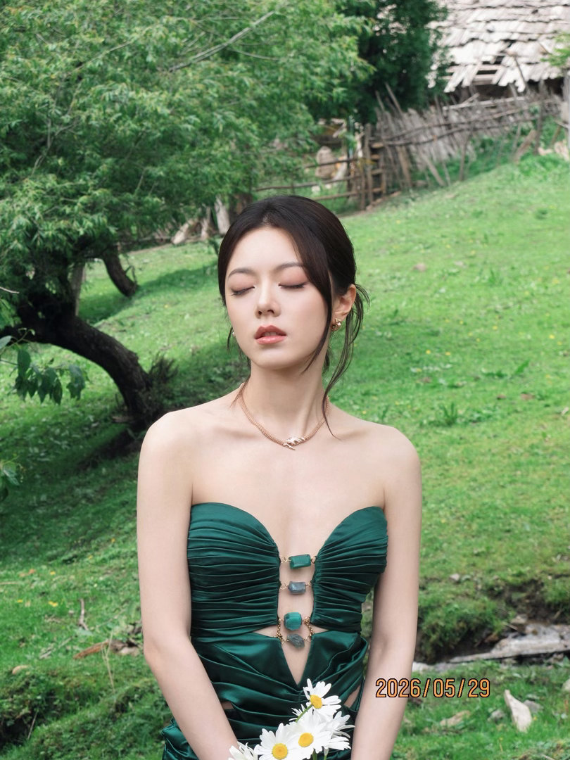 赵今麦 × VOGUE山谷假日 麦麦来啦！一袭 Di Petsa 2026秋冬系