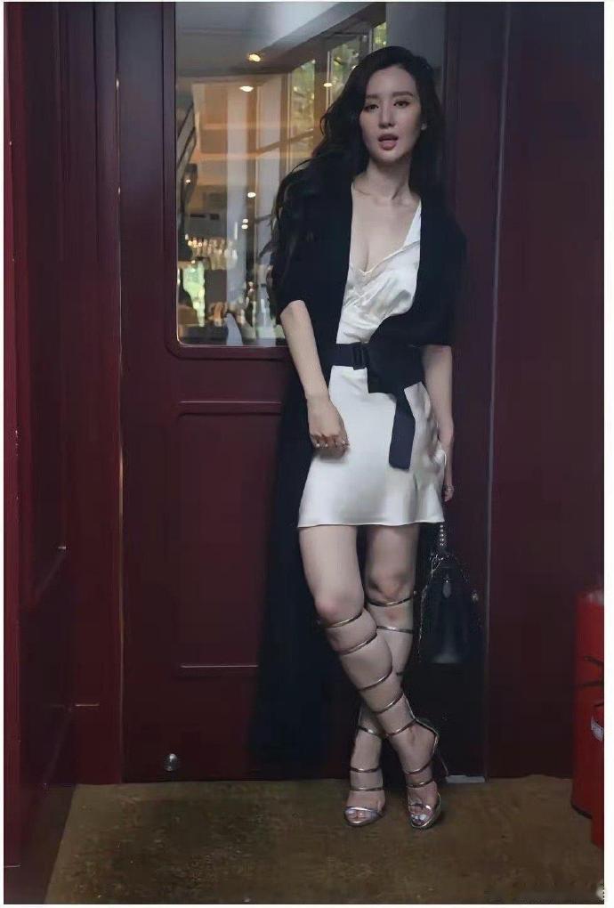 张萌这肉肉的身材竟然敢这样穿[赞] ​ ​​​